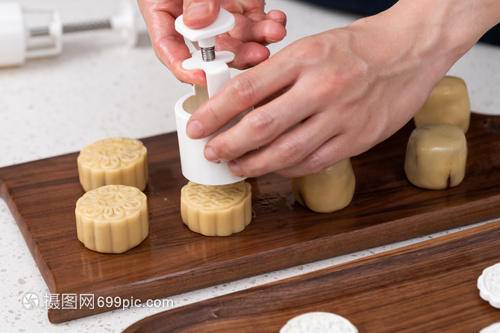 月餅制作全攻略 從選材到出爐的傳統(tǒng)技藝